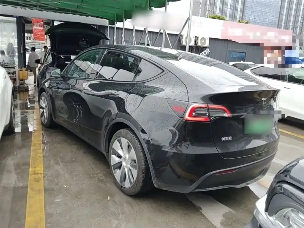 Tesla Model Y — фото 10