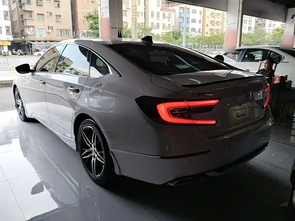 Honda Accord — фото 10