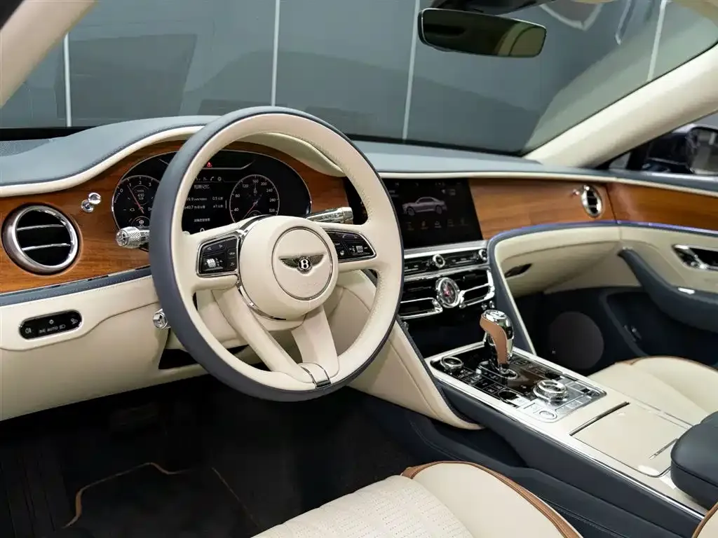 Bentley Flying Spur PHEV — фото 10