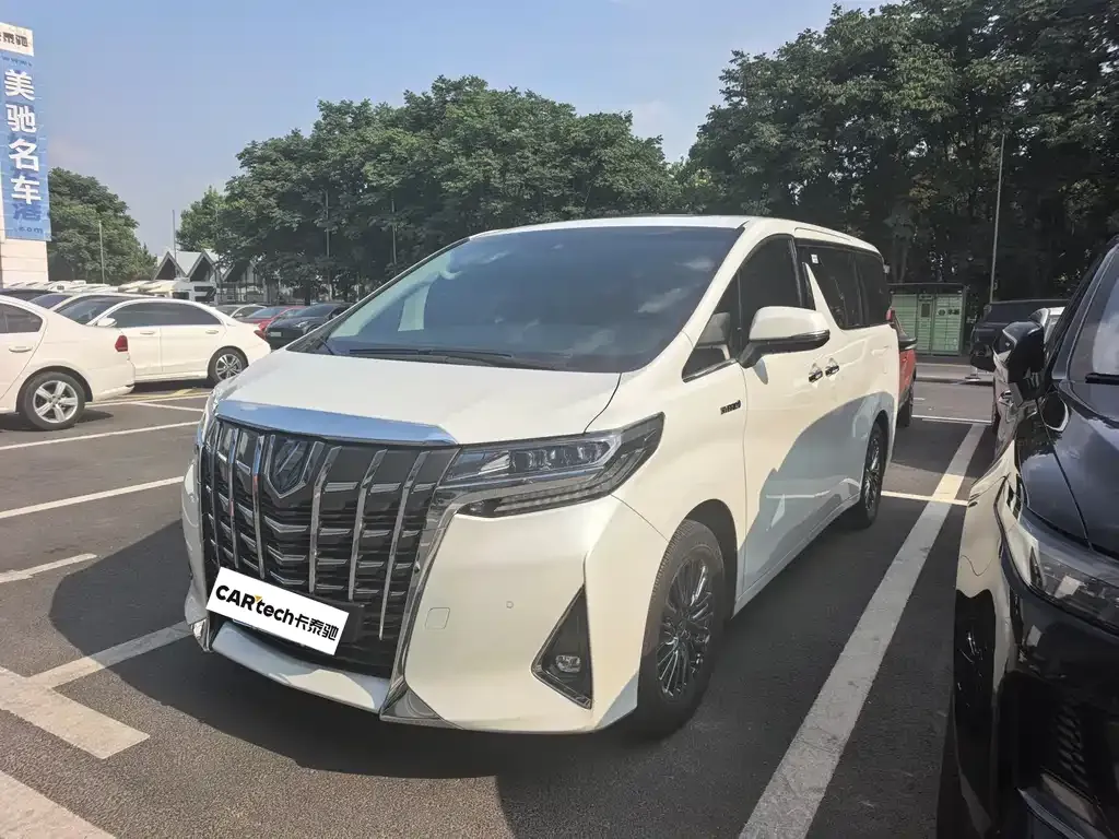 Toyota Alphard — фото 1