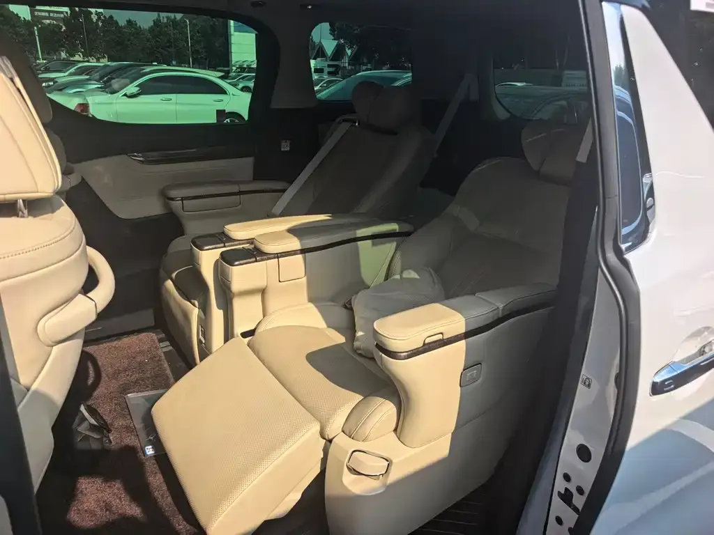 Toyota Alphard — фото 4
