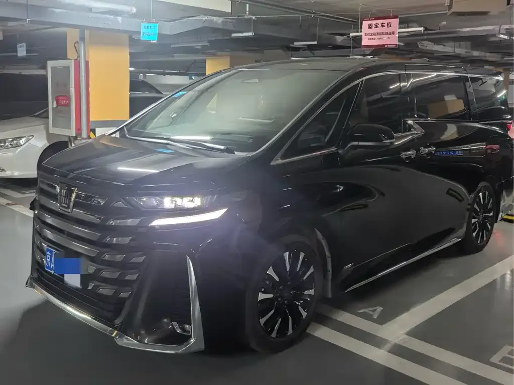 Toyota Vellfire — фото 1