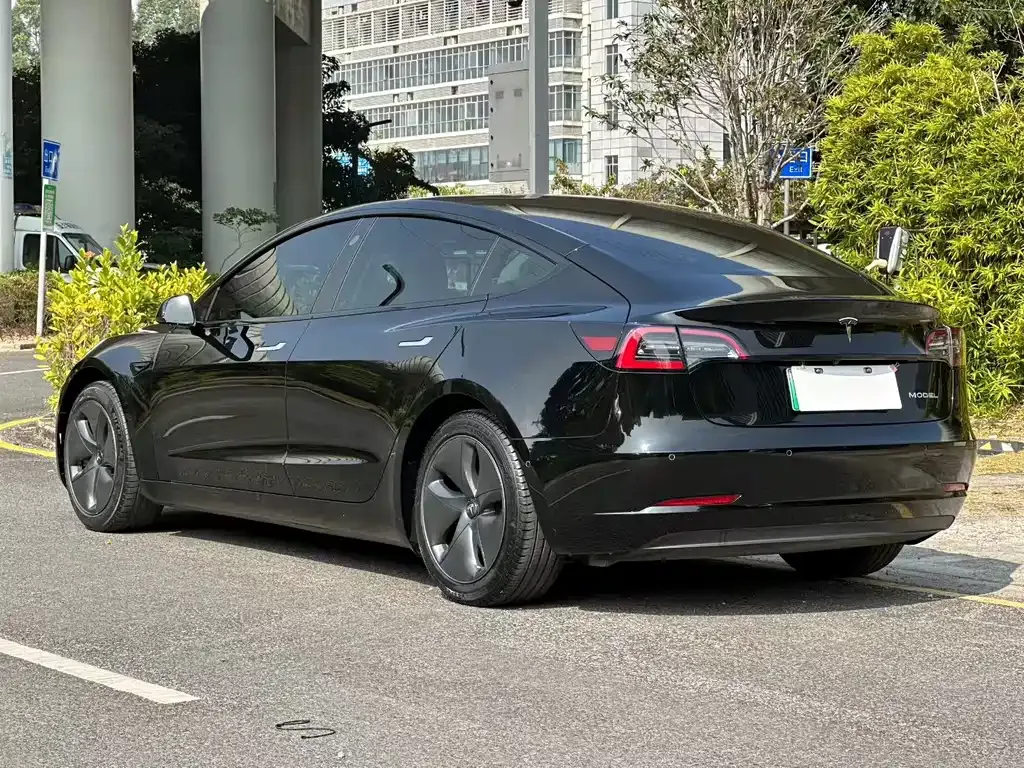 Tesla Model 3 — фото 10