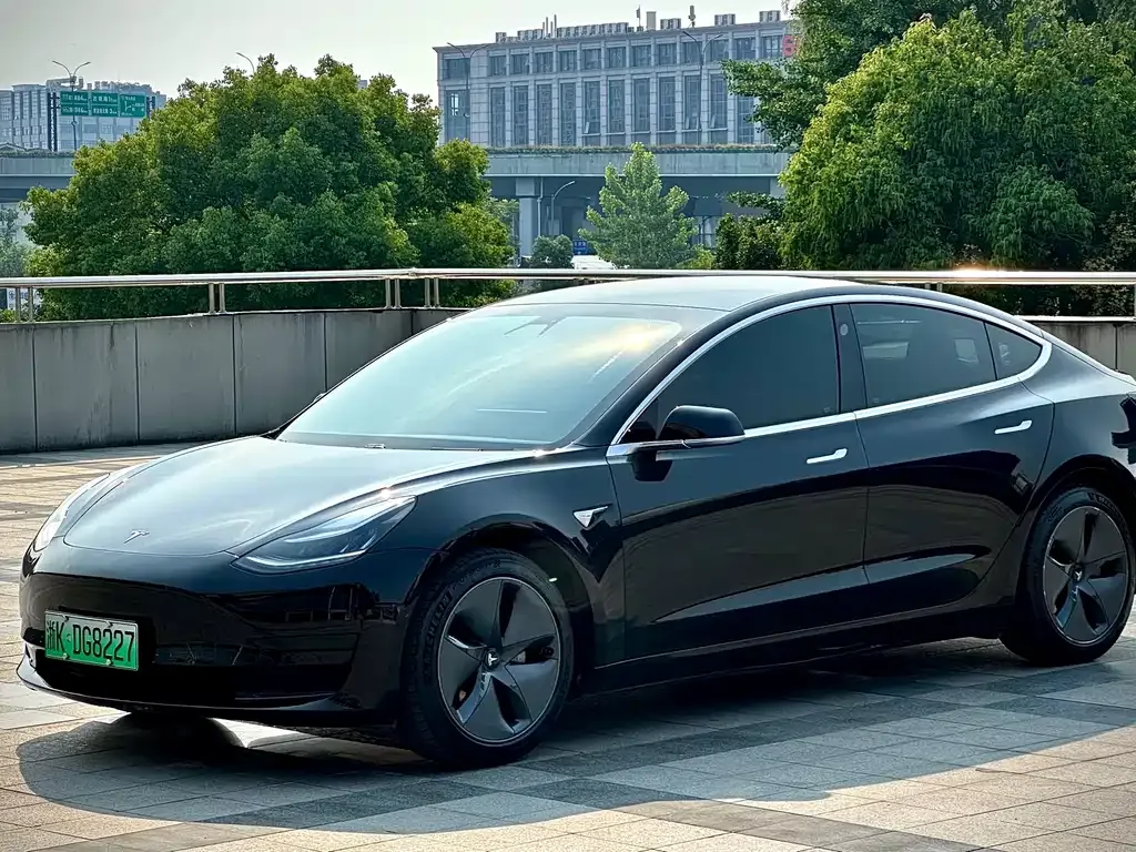 Tesla Model 3 — фото 1