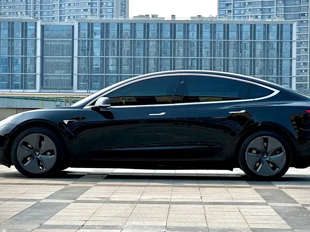 Tesla Model 3 — фото 8