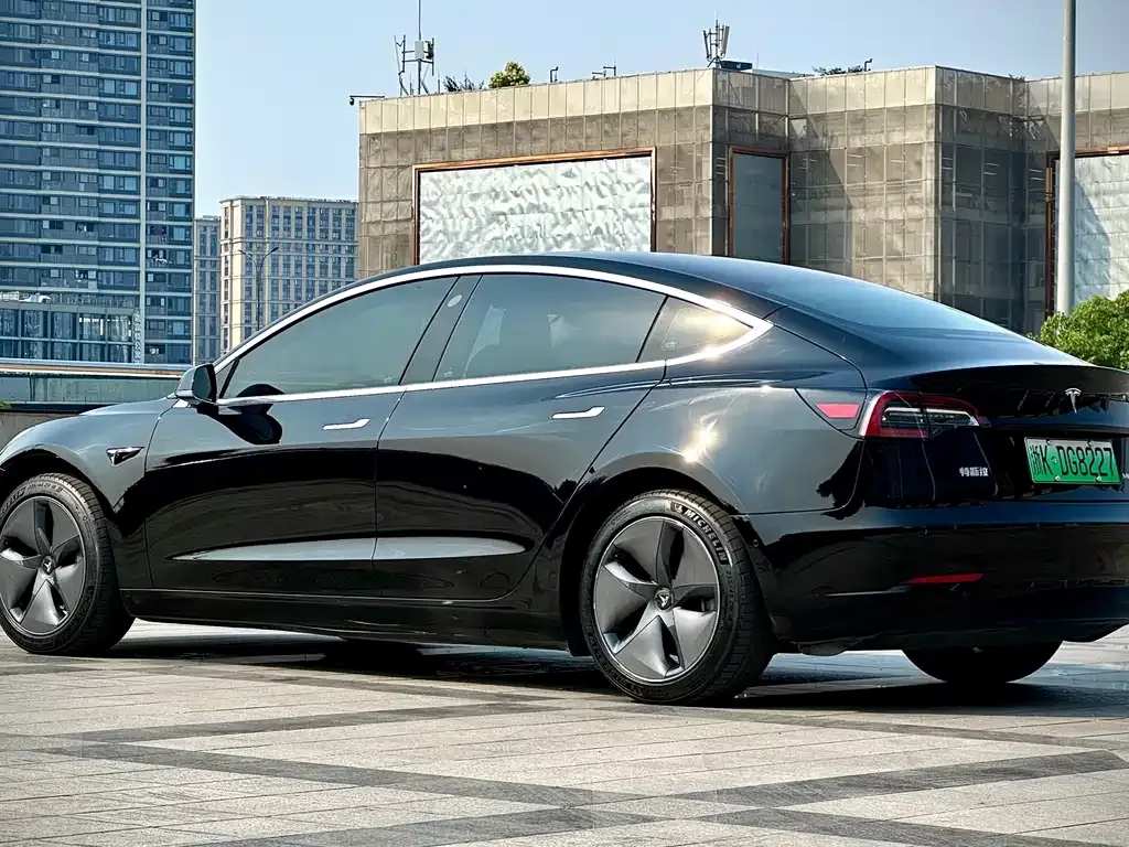 Tesla Model 3 — фото 10