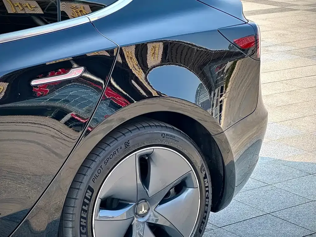 Tesla Model 3 — фото 3