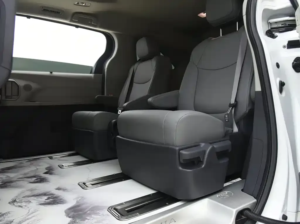 Toyota Granvia — фото 2