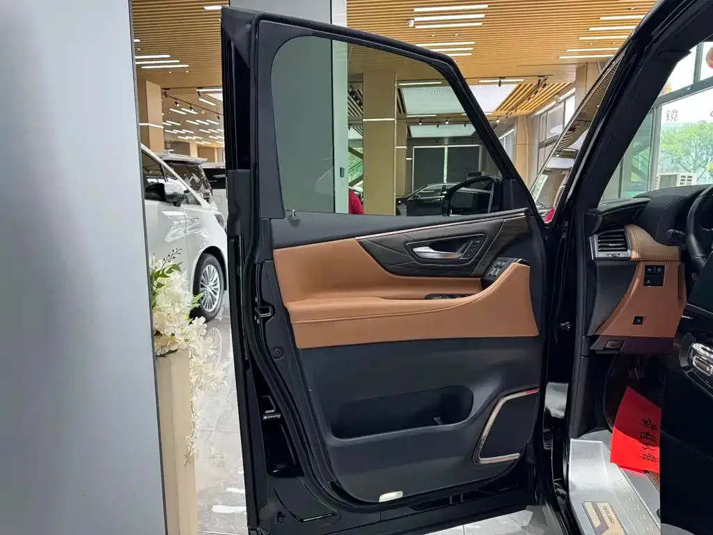 Toyota Alphard — фото 10