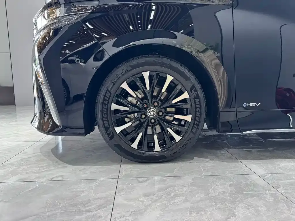 Toyota Alphard — фото 4
