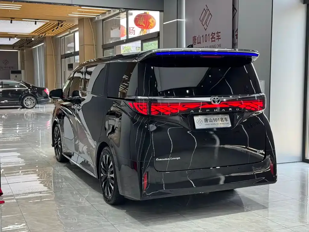 Toyota Alphard — фото 9