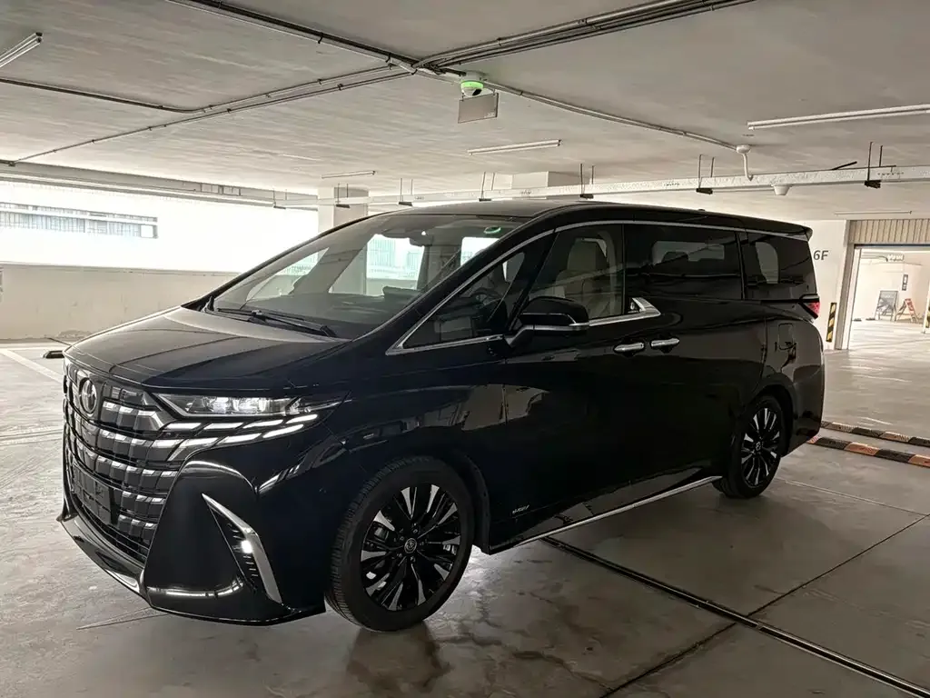 Toyota Alphard — фото 1
