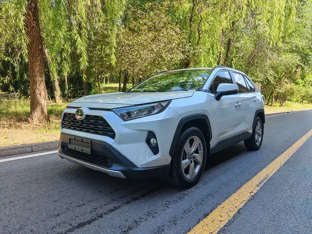 Toyota RAV4 — фото 1