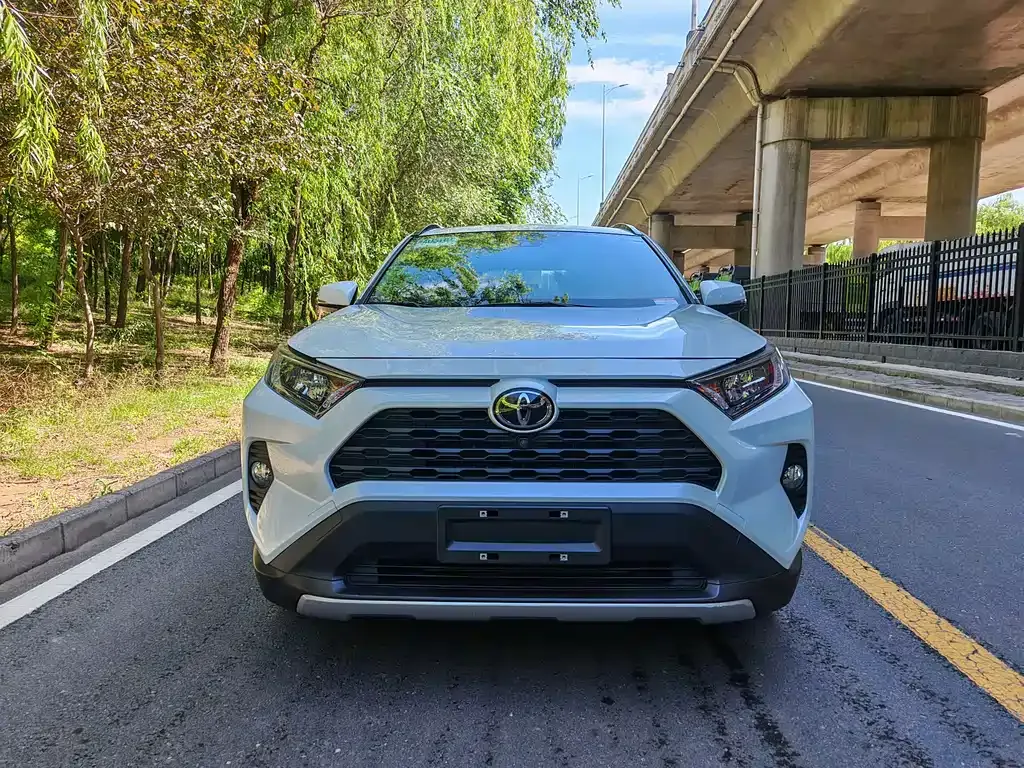 Toyota RAV4 — фото 6