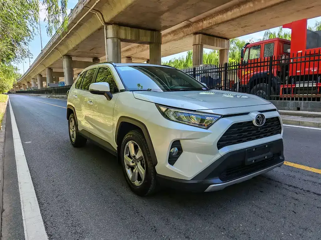 Toyota RAV4 — фото 10