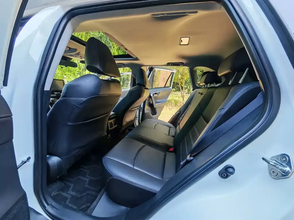 Toyota RAV4 — фото 2