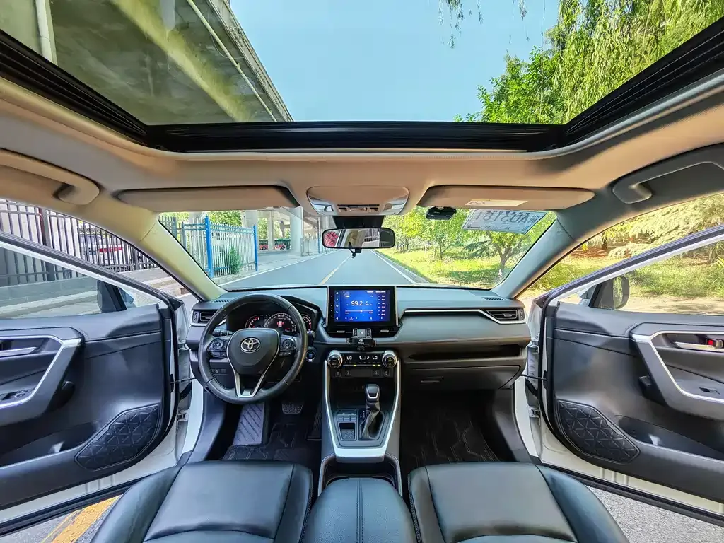 Toyota RAV4 — фото 4