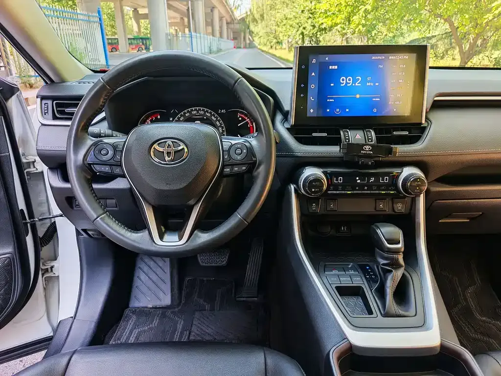 Toyota RAV4 — фото 7