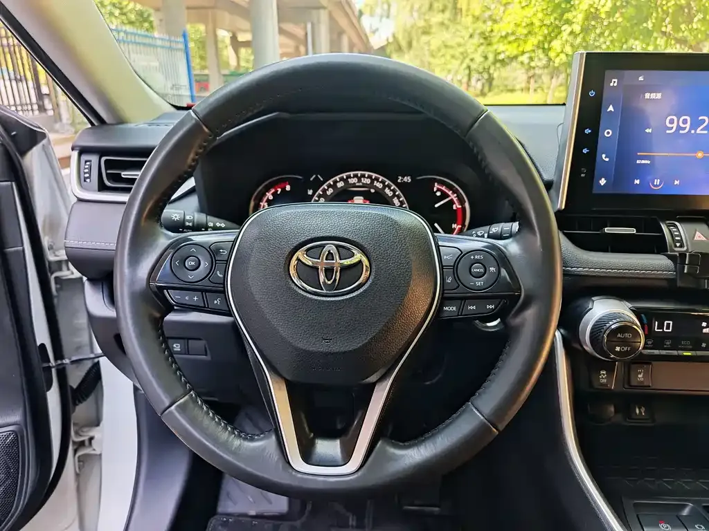 Toyota RAV4 — фото 9