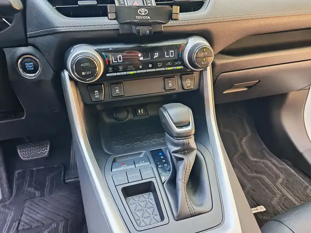 Toyota RAV4 — фото 3