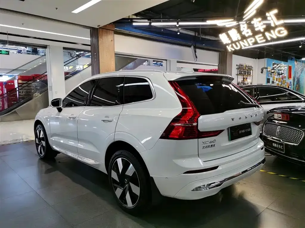 Volvo XC60 PHEV — фото 10