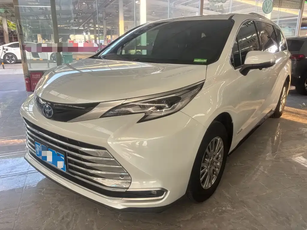 Toyota Sienna — фото 1