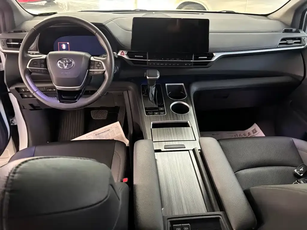 Toyota Sienna — фото 10