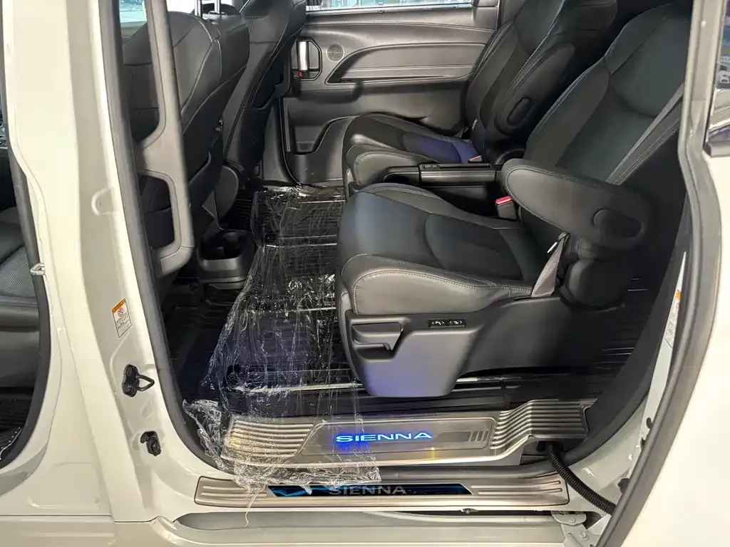 Toyota Sienna — фото 9