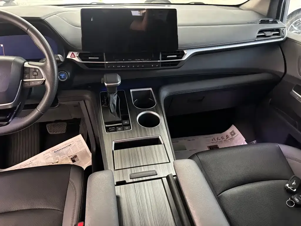Toyota Sienna — фото 4