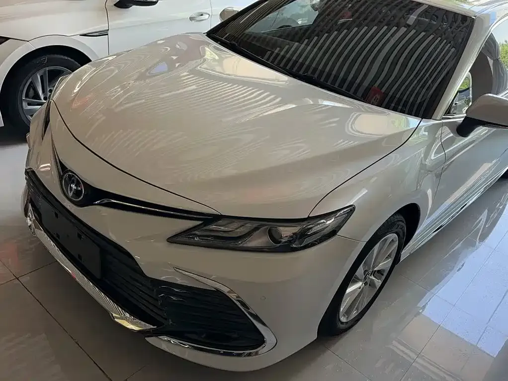 Toyota Camry — фото 1
