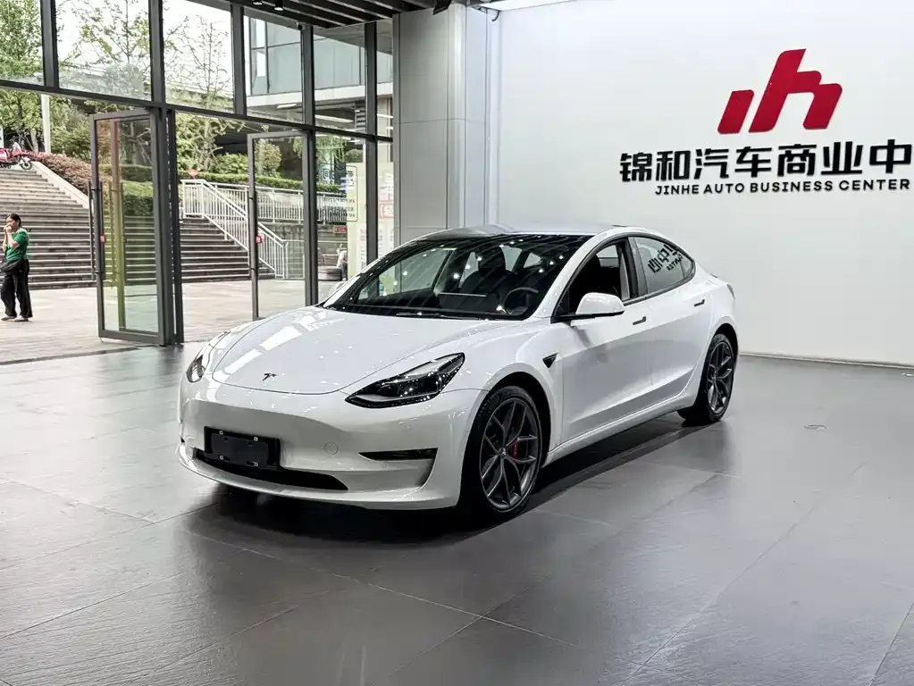 Tesla Model 3 — фото 1