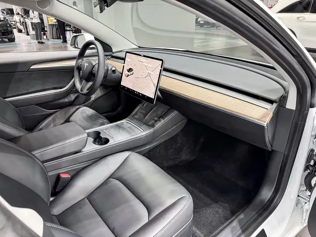 Tesla Model 3 — фото 10