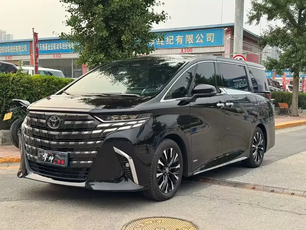 Toyota Alphard — фото 1