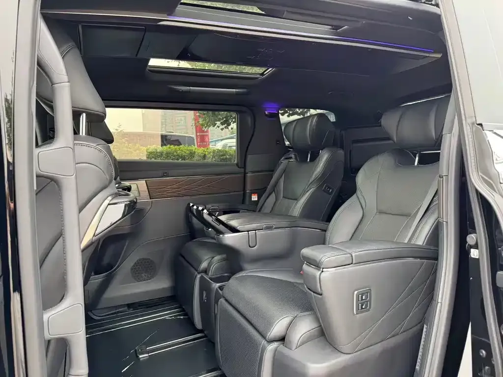 Toyota Alphard — фото 9