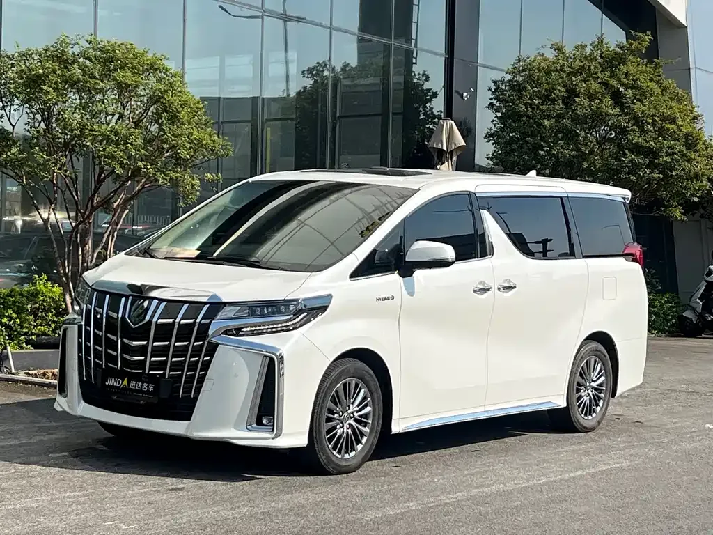 Toyota Alphard — фото 1