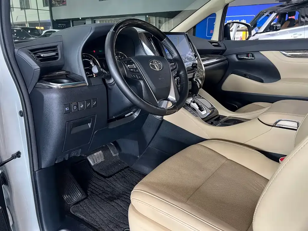 Toyota Alphard — фото 3