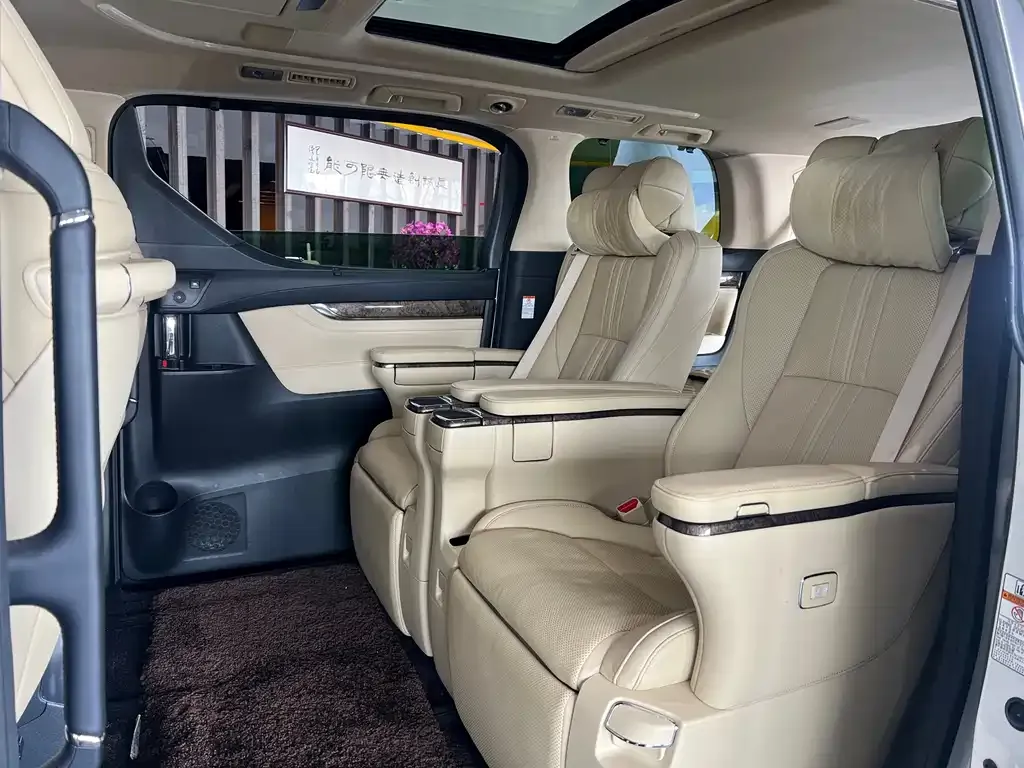 Toyota Alphard — фото 2