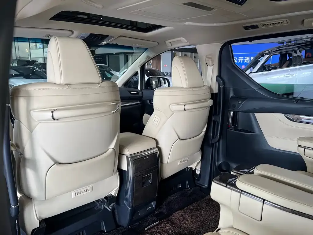 Toyota Alphard — фото 4