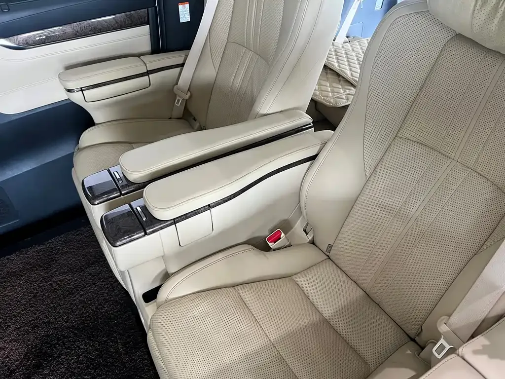 Toyota Alphard — фото 9