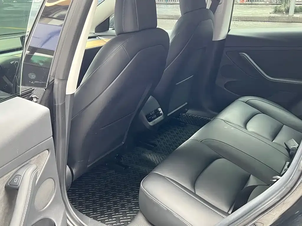 Tesla Model 3 — фото 5