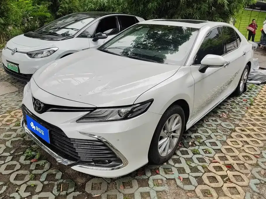 Toyota Camry — фото 1