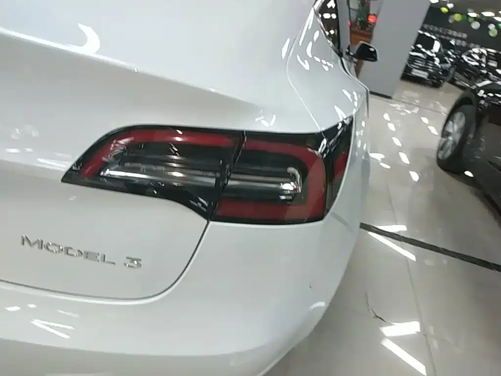 Tesla Model 3 — фото 3