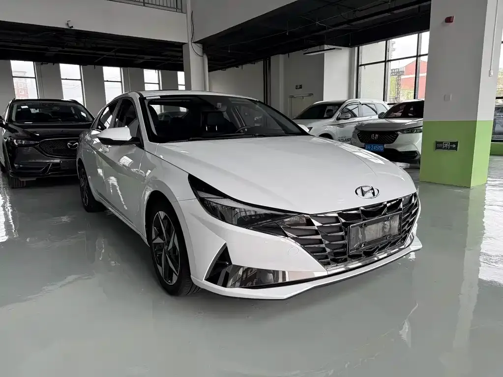 Hyundai Elantra — фото 1