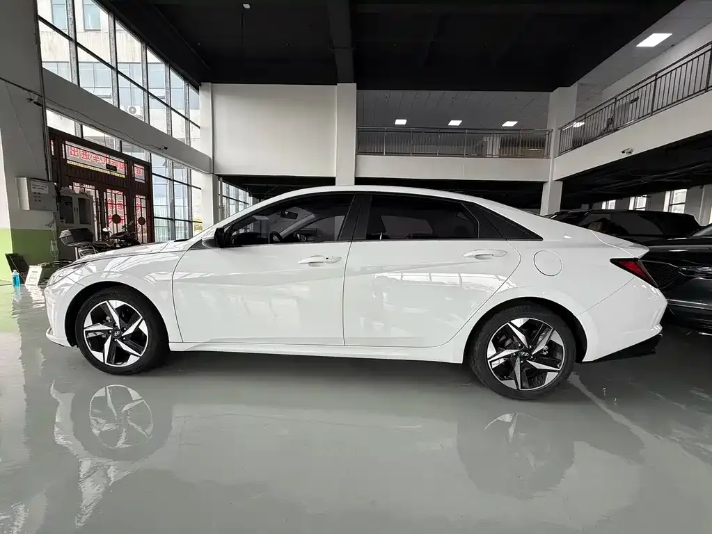 Hyundai Elantra — фото 10