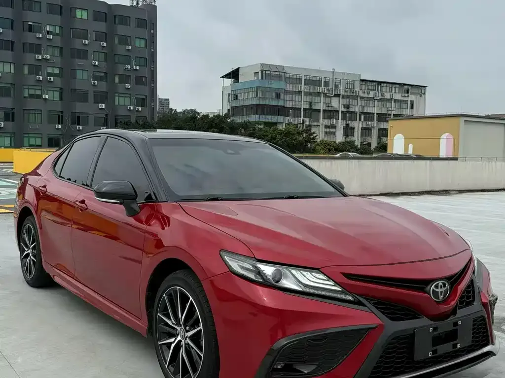Toyota Camry — фото 1