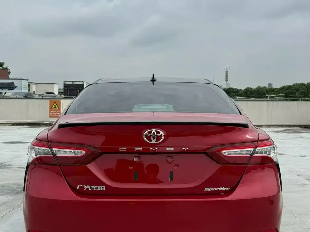 Toyota Camry — фото 2