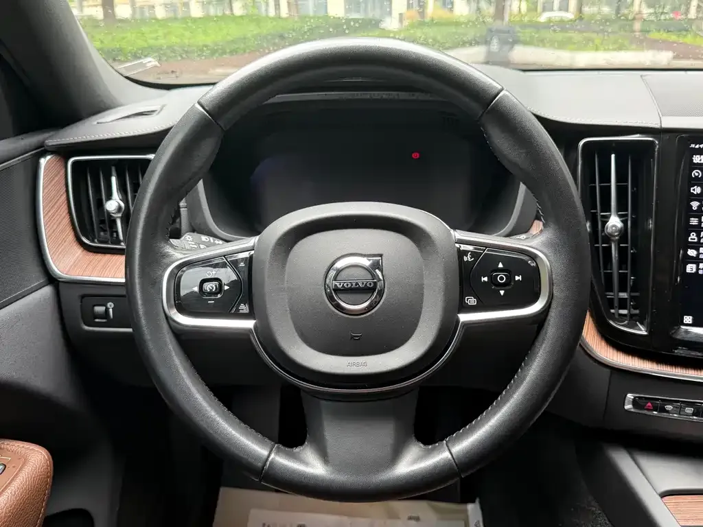 Volvo XC60 — фото 10