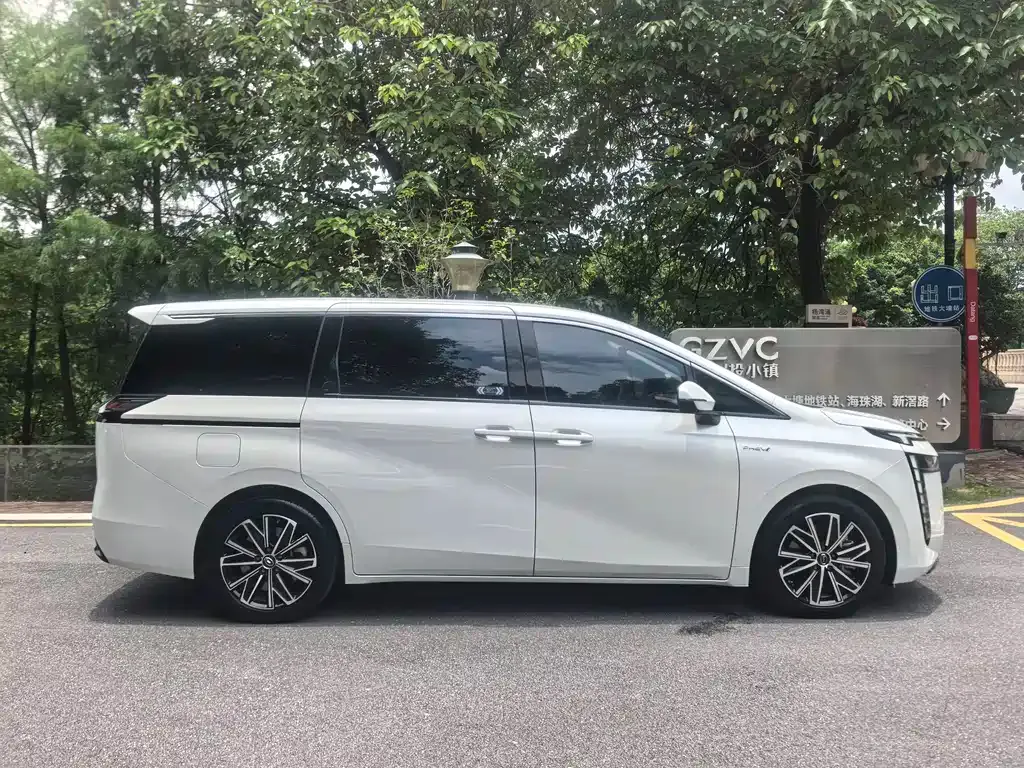 GAC Motor 传祺E8 PHEV — фото 8