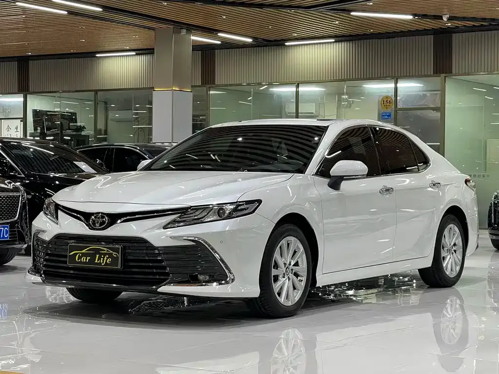 Toyota Camry — фото 1