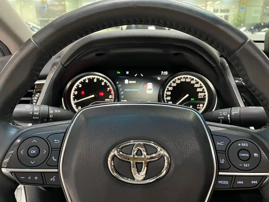 Toyota Camry — фото 8